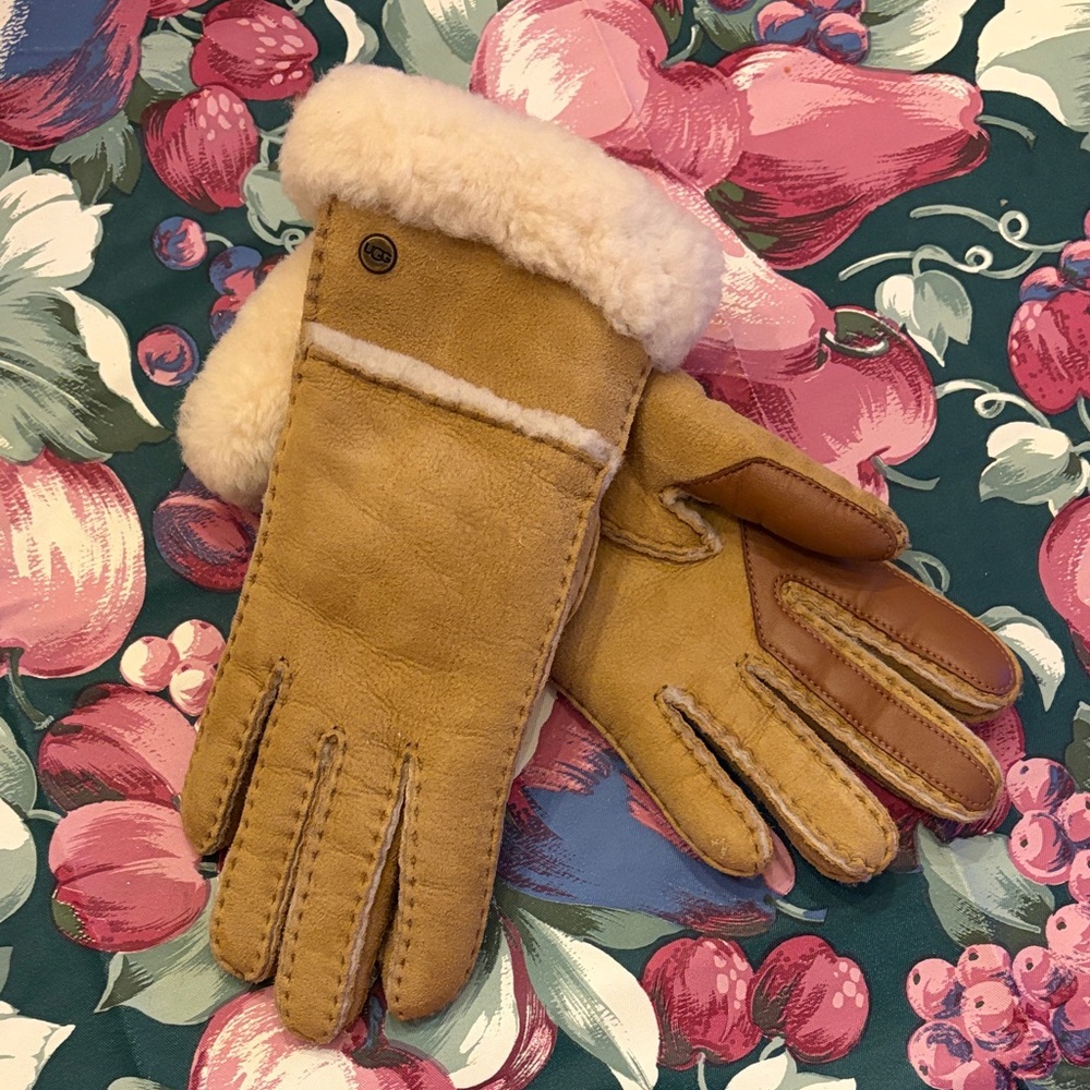 UGG Sheepskin Seamed Tech Tan Shearling Lined Gloves - Picture 2 of 8
